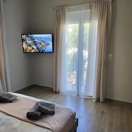 Larix Luxury 2 * 루트라키