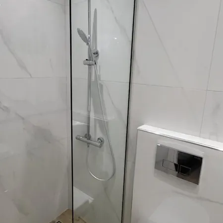 Larix Luxury 2 아파트 루트라키