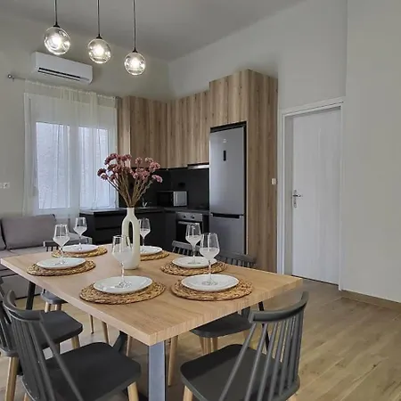 아파트 Larix Luxury 2 *